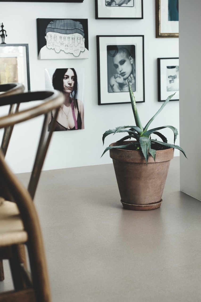 Кварцвиниловая плитка Pergo замковая Optimum Click Tile Минерал Современный серый V3120-40142 1300×320×4,5 фото в интерьере